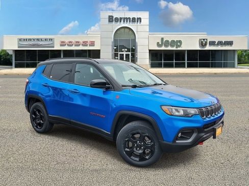 Used 2023 Jeep Compass Trailhawk AWD/4WD image 2