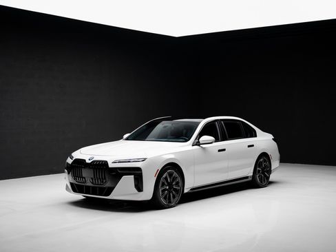 Used 2024 BMW 760i xDrive image 4