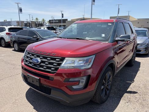 Used 2017 Ford Explorer XLT w/ Equipment Group 202A AWD/4WD image 4