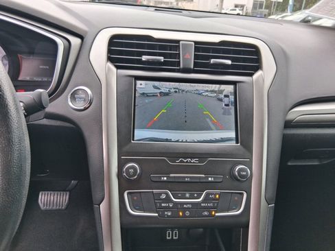 Used 2019 Ford Fusion SE FWD image 12