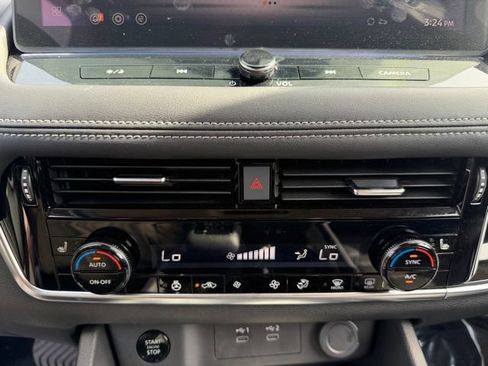 Used 2025 Nissan Rogue SL AWD/4WD image 26