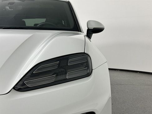 Certified 2025 Porsche Macan Electric image 15