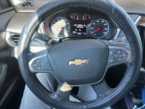 Used 2020 Chevrolet Traverse LT FWD image 2