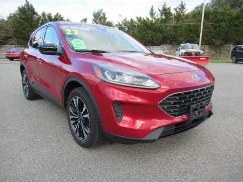 Used 2022 Ford Escape SE w/ SE Sport Appearance Package AWD/4WD image 3