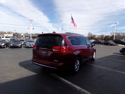 Used 2017 Chrysler Pacifica Touring-L w/ Tire & Wheel Group image 7