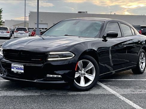 Used 2015 Dodge Charger SXT w/ Driver Confidence Group RWD image 3