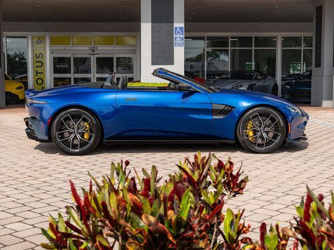 Used 2021 Aston Martin V8 Vantage Roadster image 47
