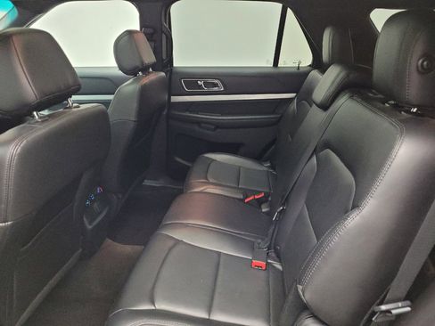 Used 2017 Ford Explorer XLT w/ Equipment Group 202A AWD/4WD image 18