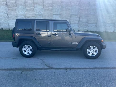Used 2018 Jeep Wrangler Unlimited Sport S AWD/4WD image 2