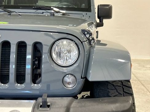 Used 2014 Jeep Wrangler Unlimited Sahara w/ Connectivity Group AWD/4WD image 10