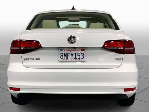 Used 2017 Volkswagen Jetta SE image 4