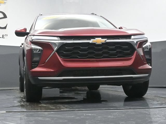 Used 2025 Chevrolet Trax LT w/ Driver Confidence Package FWD image 3