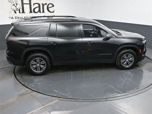 Used 2025 Chevrolet Traverse LT image 40