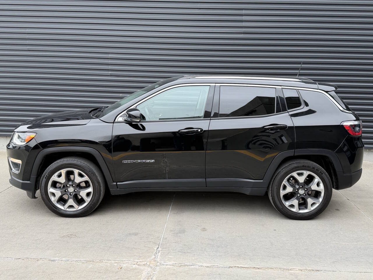 Used 2018 Jeep Compass Limited w/ Navigation Group AWD/4WD image 9