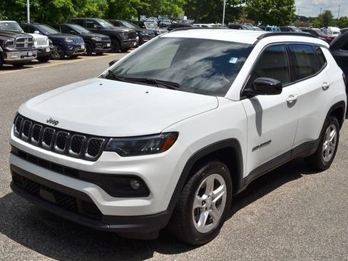 Used 2024 Jeep Compass Latitude AWD/4WD image 4