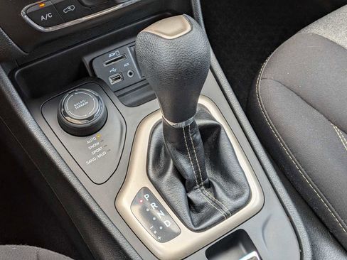 Used 2016 Jeep Cherokee Sport w/ Cold Weather Group AWD/4WD image 37