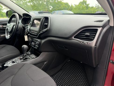 Used 2020 Jeep Cherokee Latitude w/ Cold Weather Group AWD/4WD image 12