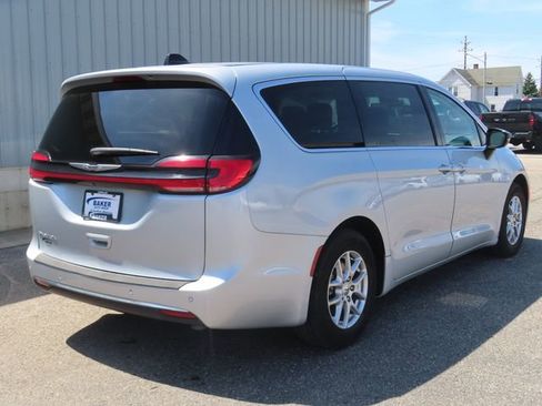 Used 2024 Chrysler Pacifica Touring-L FWD image 4