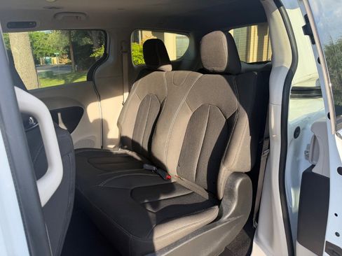 Used 2021 Chrysler Voyager L image 13