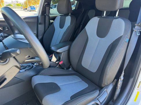 Used 2019 Hyundai Veloster 2.0 image 16