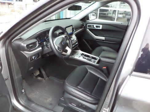 Used 2023 Ford Explorer XLT w/ Equipment Group 202A AWD/4WD image 2