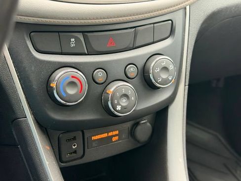 Used 2020 Chevrolet Trax LT w/ LT Convenience Package AWD/4WD image 16