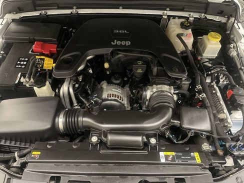 Used 2021 Jeep Gladiator Sport AWD/4WD image 22
