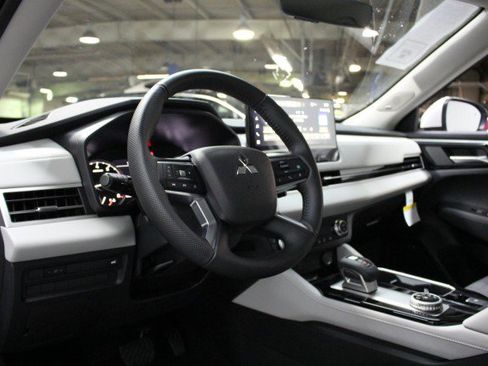 New 2025 Mitsubishi Outlander SE image 5