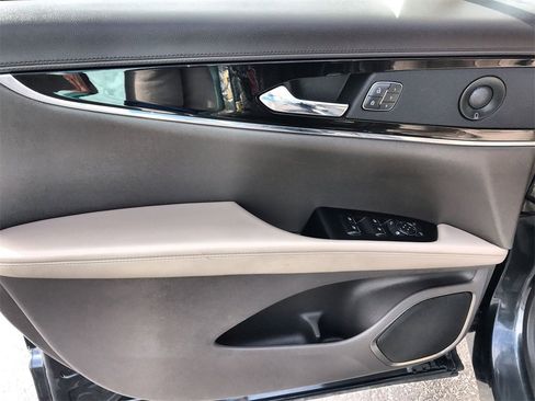 Used 2022 Lincoln Nautilus Reserve w/ Equipment Group 201A image 13