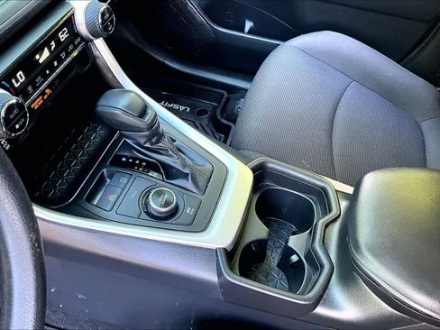 Used 2019 Toyota RAV4 LE AWD/4WD image 16
