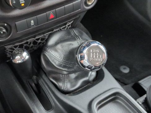 Used 2018 Jeep Wrangler Sport AWD/4WD image 15