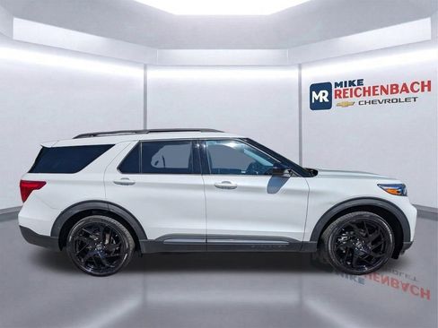 Used 2024 Ford Explorer XLT w/ Equipment Group 202A RWD image 3