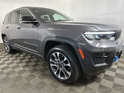 Used 2022 Jeep Grand Cherokee Overland w/ Luxury Tech Group IV AWD/4WD image 2
