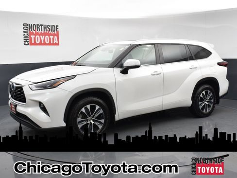 Used 2024 Toyota Highlander XLE AWD/4WD image 1