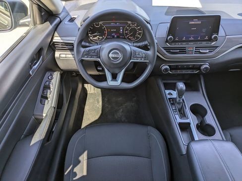 Used 2025 Nissan Altima 2.5 SV FWD image 15