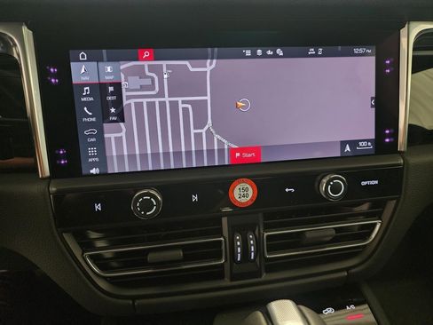 Used 2025 Porsche Macan image 8