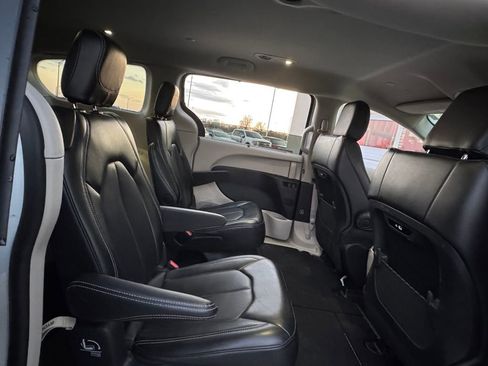 Used 2024 Chrysler Pacifica Touring-L image 22