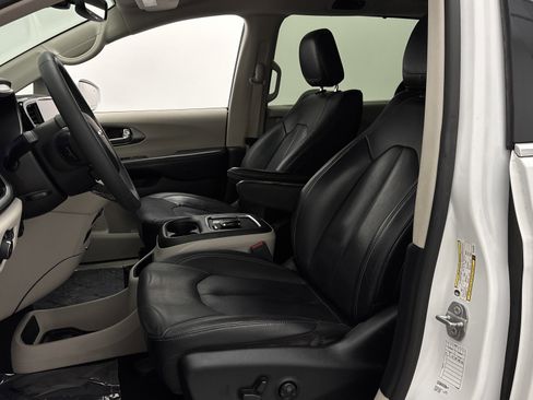 Used 2022 Chrysler Pacifica Touring-L FWD image 14