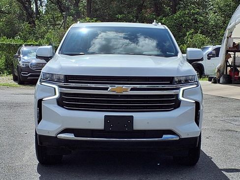 Used 2022 Chevrolet Suburban LT w/ Luxury Package AWD/4WD image 2