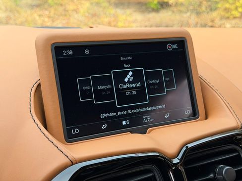 Used 2023 Aston Martin V8 Vantage Coupe image 21