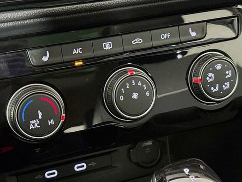 Used 2023 Volkswagen Taos SE image 16