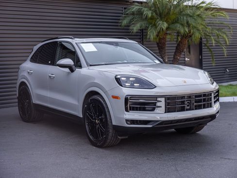 Certified 2024 Porsche Cayenne AWD/4WD image 6