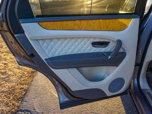 Used 2017 Bentley Bentayga image 47