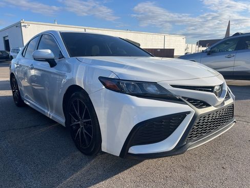 Used 2022 Toyota Camry SE image 3