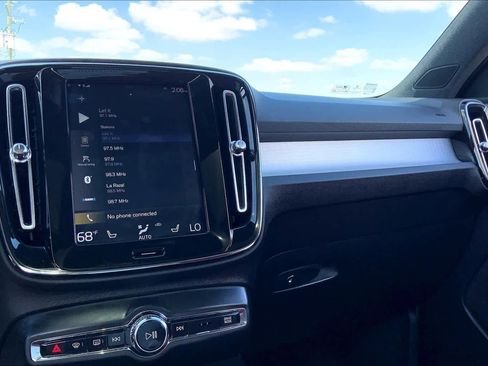 Used 2020 Volvo XC40 T5 Momentum image 35