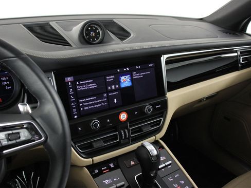 Certified 2025 Porsche Macan S image 13