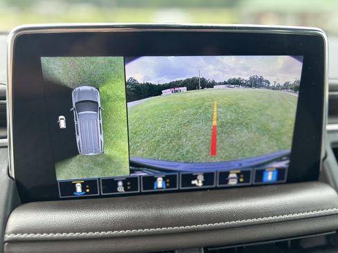 Used 2021 Chevrolet Tahoe Z71 w/ Luxury Package AWD/4WD image 29