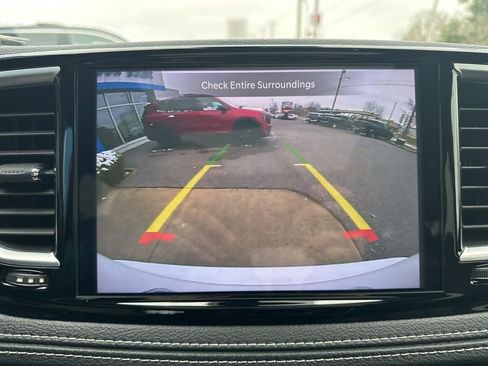 Used 2025 Chrysler Pacifica Limited image 27