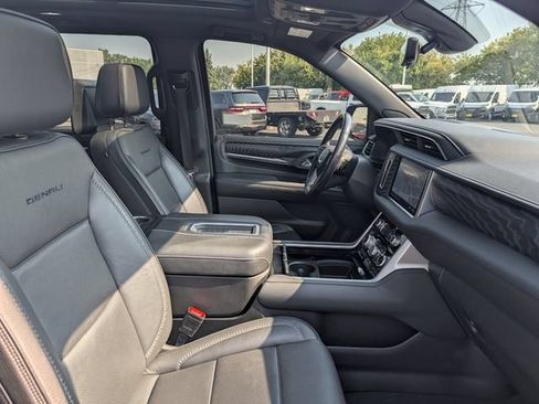 Used 2021 GMC Yukon XL Denali w/ Denali Premium Package AWD/4WD image 17