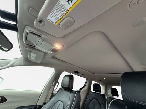 Used 2022 Chrysler Pacifica Limited image 36